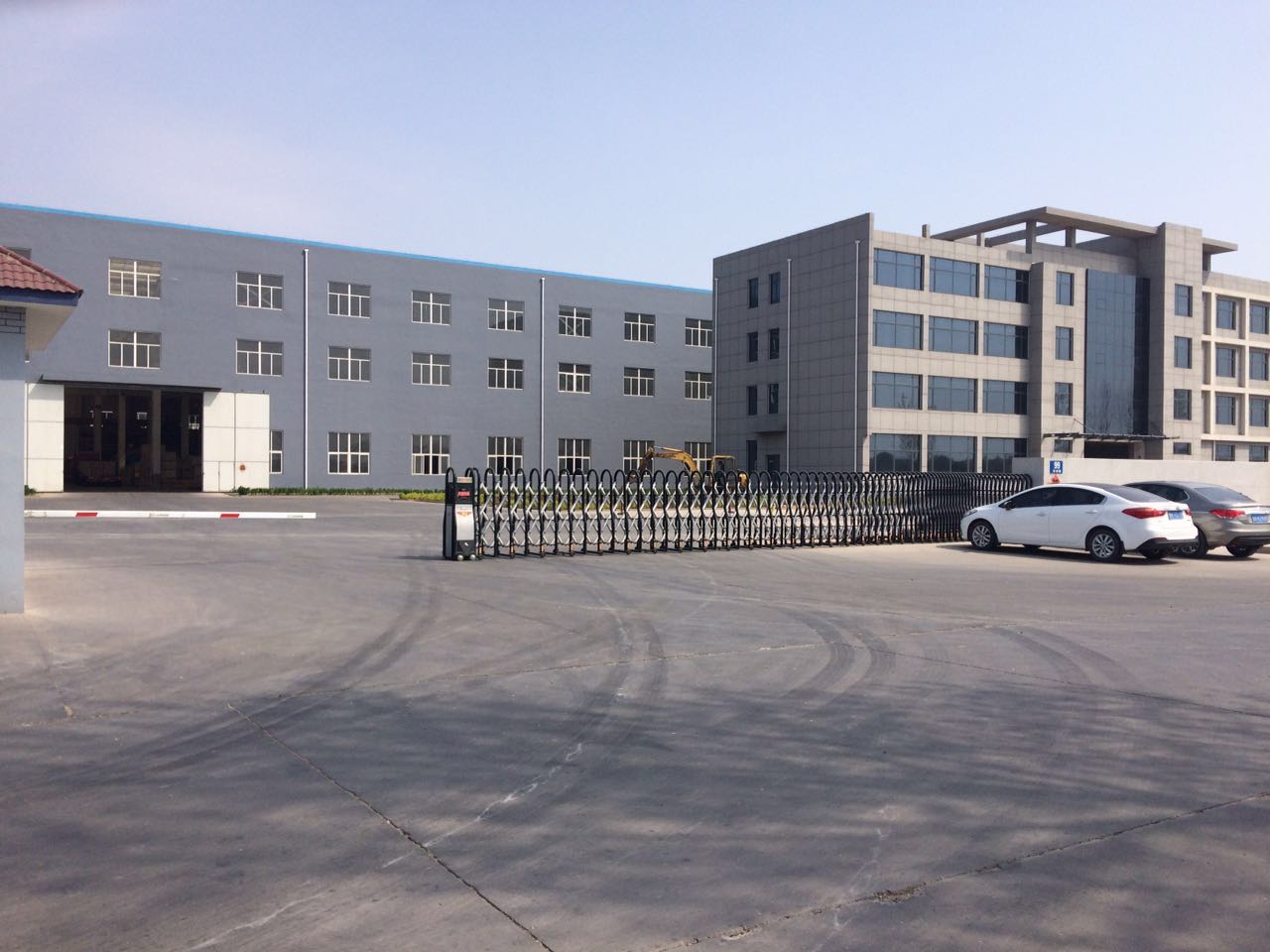 青島琴工數控機床伸縮門(mén)案例